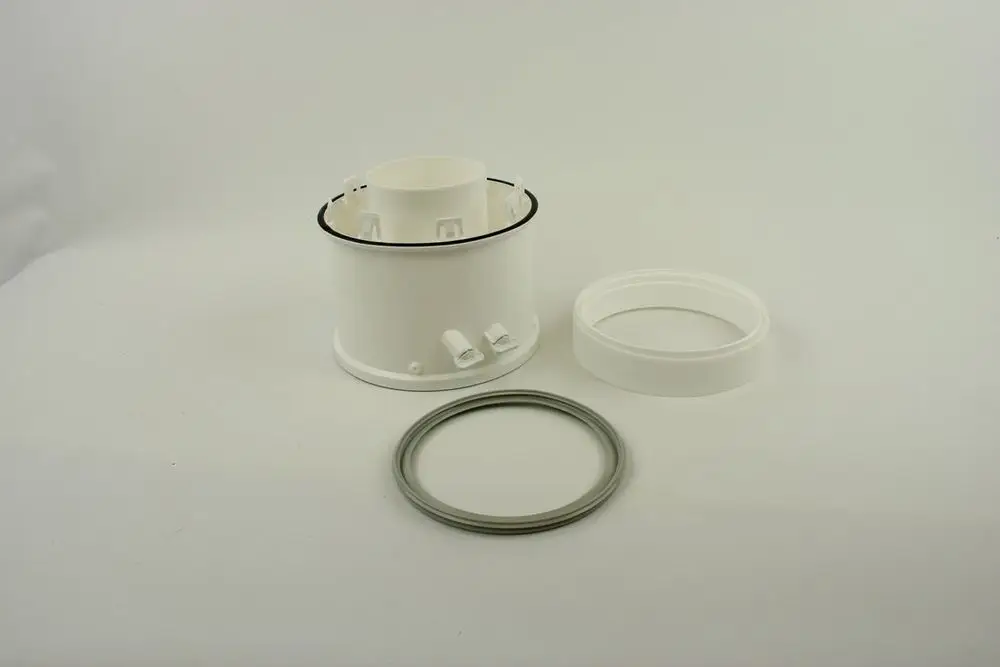 Weißes Kunststoffteil mit einem zylindrischen Körper, einem Anschluss und einem Dichtungsring, möglicherweise für eine Heizungs- oder Kesselinstallation von Bosch.